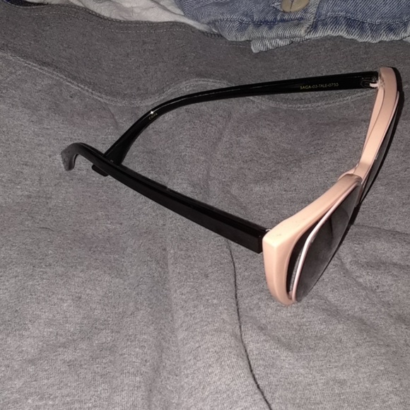 Perverse cats eye sunglasses. - Picture 5 of 7